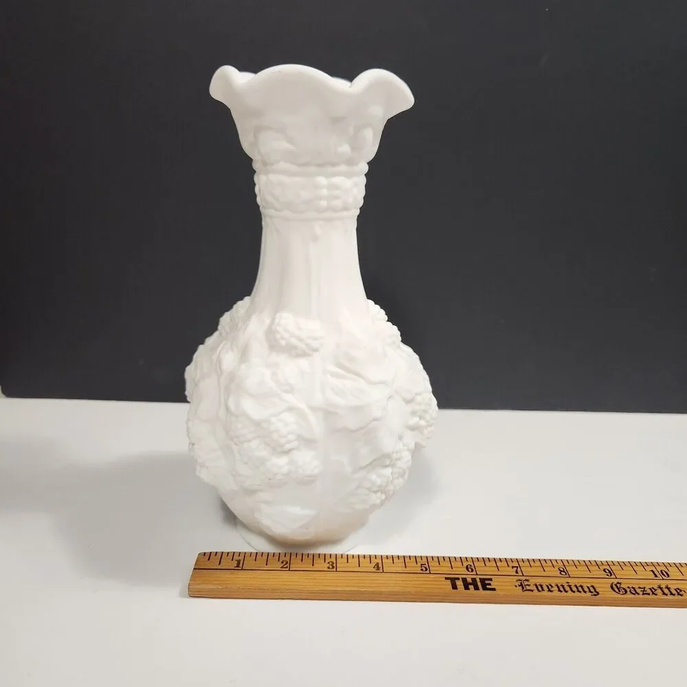 Vtg Orginal Doeskin Finish Loganberry Pattern Milk Glass Vase 10 in.